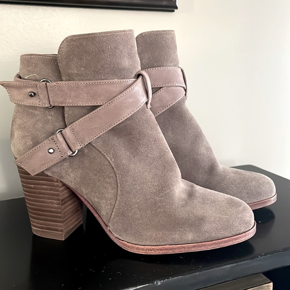Giani Bernini gray ankle boots. Size 7